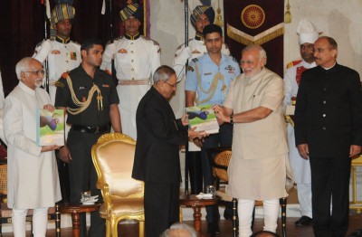 Modi felicitates Mukherjee on completion of 2 years of his presidency